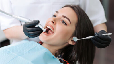 Diş Hekimi Serdar Çetinkaya, diş çürüklerinin tamamen engellenebileceğini belirterek, “Doğru