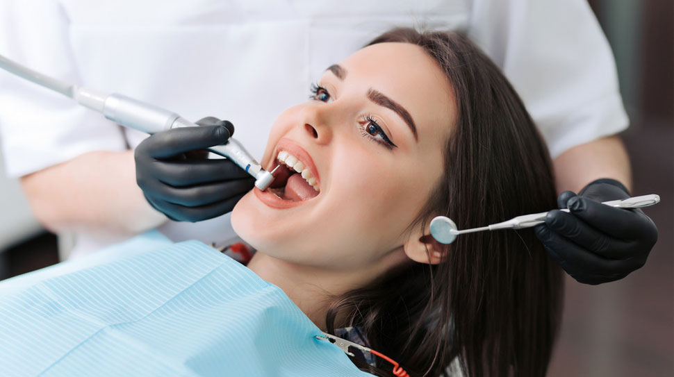 Diş Hekimi Serdar Çetinkaya, diş çürüklerinin tamamen engellenebileceğini belirterek, “Doğru