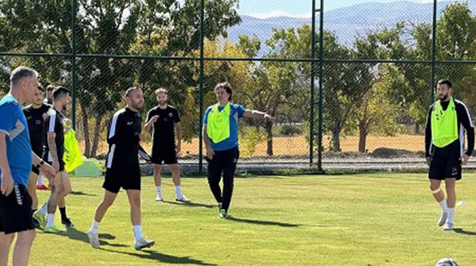 TFF 2. Lig Beyaz Grup’ta mücadele eden Anagold 24 Erzincanspor,