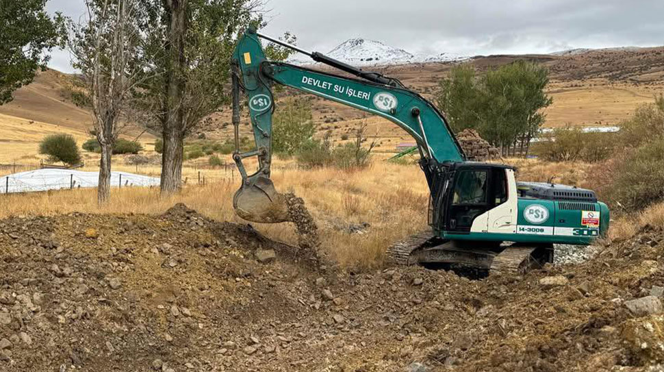 Haber: Muhammed Enes SEVİLİR Tercan Sarıkaya Köyü’nde DSİ ekipleri, Adalar