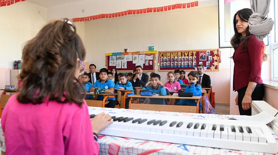 Vali Şefik Aygöl, Tunceli Hoca Ahmet Yesevi İlkokulu’nu ziyaret ederek,