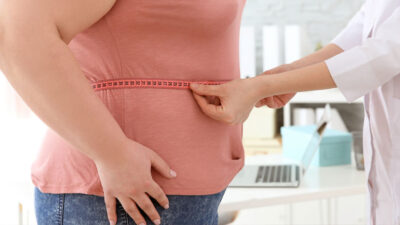 Aşırı ve yanlış beslenme, fiziksel aktivite yetersizliği ve genetik faktörler