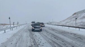 Erzincan’da yılın ilk kar yağışı, ulaşımda aksamalara neden oldu. Erzincan-Sivas
