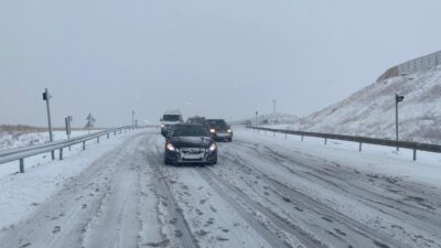 Erzincan’da yılın ilk kar yağışı, ulaşımda aksamalara neden oldu. Erzincan-Sivas