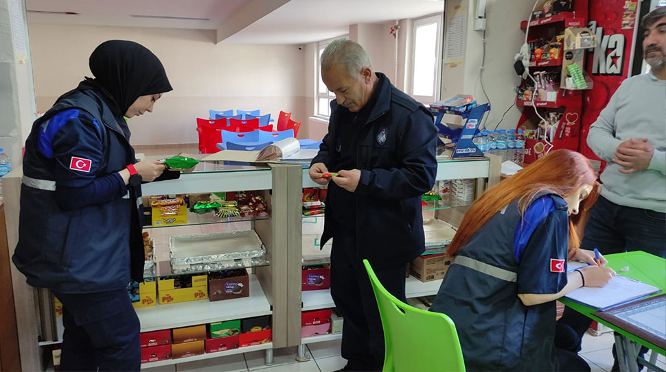 Erzincan Belediyesi Zabıta Müdürlüğü, kent genelindeki denetim çalışmalarını aralıksız sürdürüyor.
