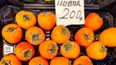 Sonbaharın gözde meyvesi Cennet Hurması, Erzincan’da manav tezgahlarında kilosu 200