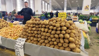 Erzincan’ın bereketli Mercan ovasında patates üreticileri bu sezonun yüz güldürdüğünü