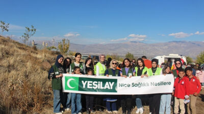 Yeşilay Erzincan Şubesi, gönüllüleri ve öğrencilerle birlikte Gölpınar köyünde fidan