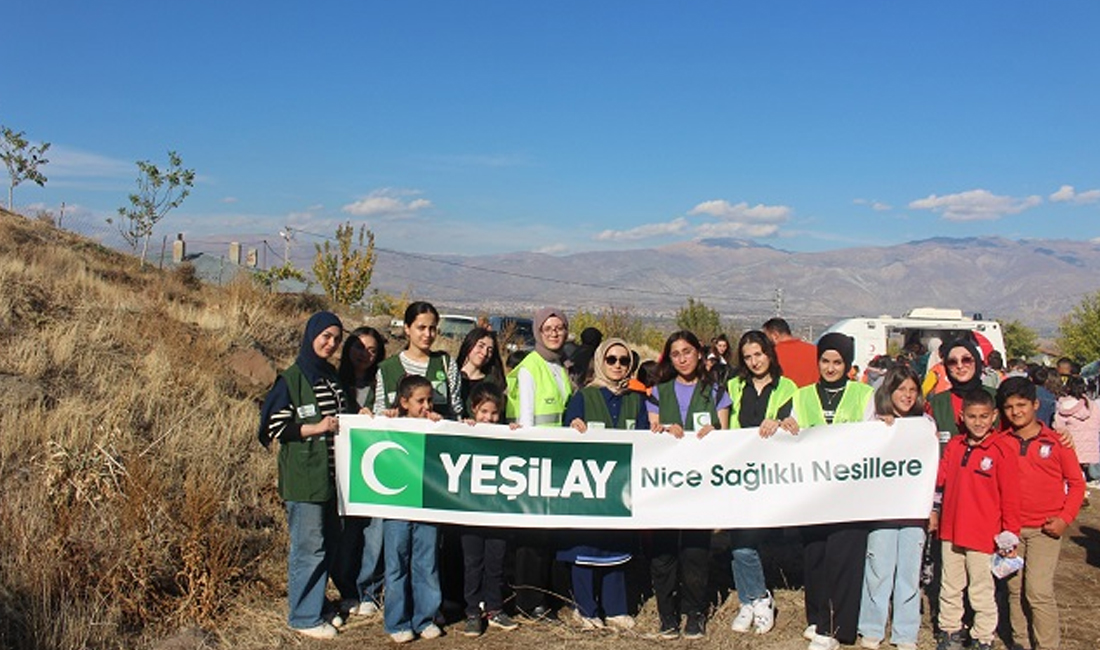 Yeşilay Erzincan Şubesi, gönüllüleri ve öğrencilerle birlikte Gölpınar köyünde fidan