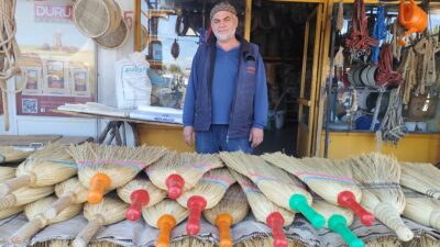 Geleneksel el süpürgeleri, Erzincan’da hâlâ tezgâhlarda yerini koruyor. 60 yaşındaki