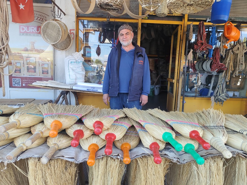 Bir Meydanda Yaşayan Gelenek: El Süpürgeleri Hâlâ Alıcı Buluyor Geleneksel el süpürgeleri, Erzincan’da hâlâ tezgâhlarda yerini koruyor. 60 yaşındaki