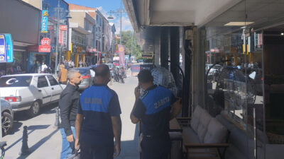 Erzincan Belediyesi Zabıta Müdürlüğü, şehir merkezinde kaldırımları işgal eden esnafa