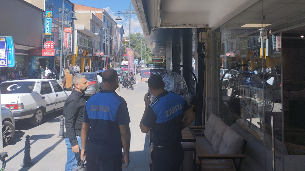 Erzincan Belediyesi Zabıta Müdürlüğü, şehir merkezinde kaldırımları işgal eden esnafa