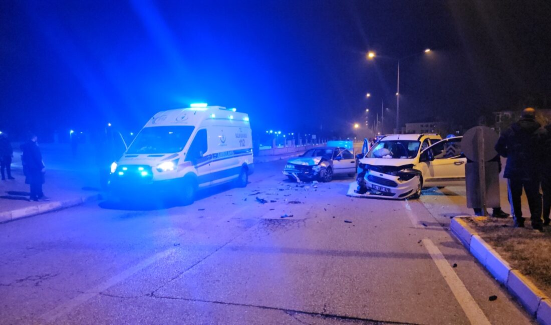 Erzincan’ın Binali Yıldırım Bulvarı’nda meydana gelen trafik kazasında, hafif ticari