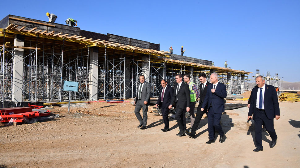 Gümüşhane Valisi Aydın Baruş, yapımı devam eden Köse Havalimanı inşaatında