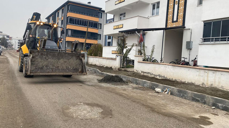 Erzincan’ın Hocabey Mahallesi’nde kaldırım yapım çalışmaları hız kesmeden sürüyor. Mahalle