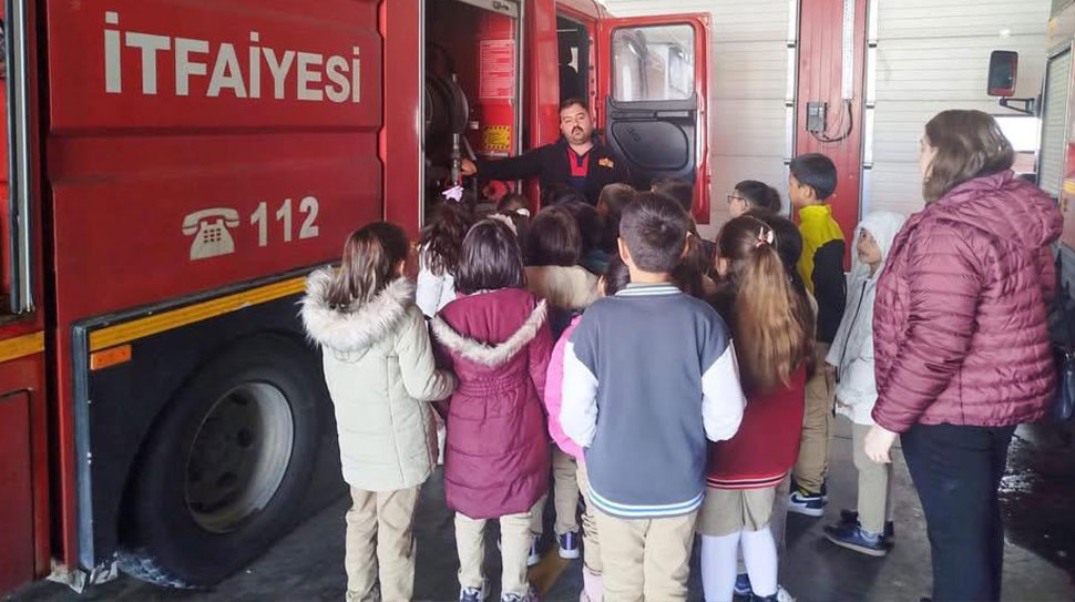 Muzaffer ALPER Erzincan Gazi İlkokulu öğrencileri, kentteki İtfaiye Müdürlüğü’nü ziyaret