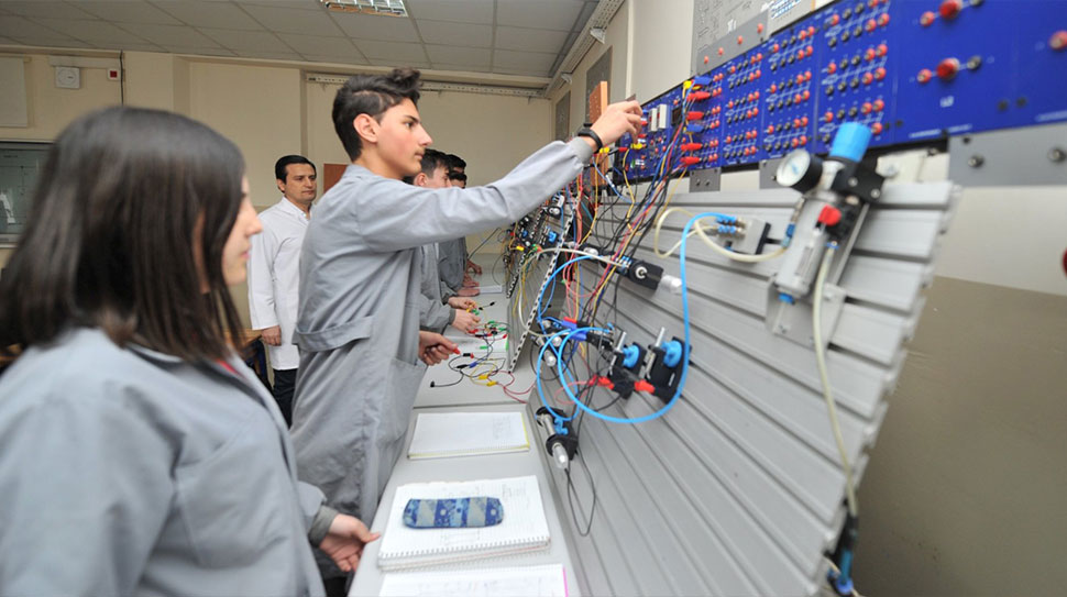 Cumhurbaşkanlığı Yıllık Programı’na göre imalat, otomotiv ve turizm sektörlerinde nitelikli