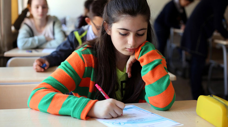 Sınav dönemi yaklaşırken uzmanlar, hem öğrencilerin hem de ailelerin kaygıyla