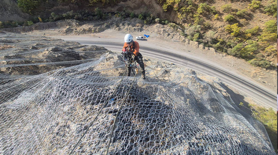 Tunceli’nin zorlu coğrafyasında ulaşımın hayati derecede önem taşıdığı Tunceli-Pülümür karayolunda,