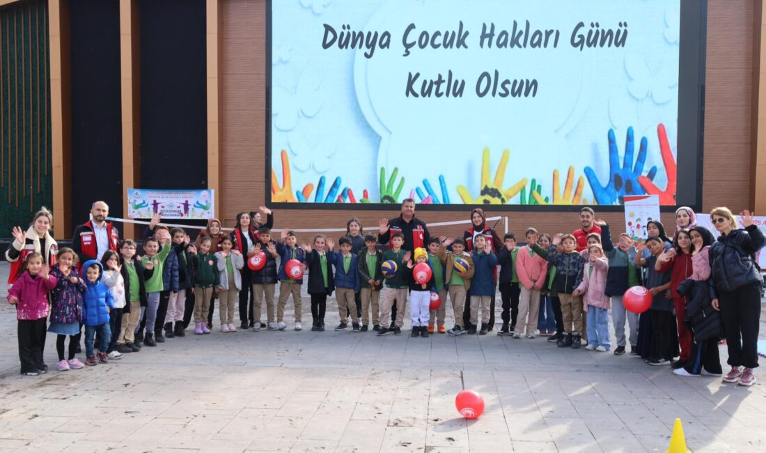 Erzincan Kızılay Meydanı, &nbsp;20 Kasım Dünya Çocuk Hakları Günü kapsamında