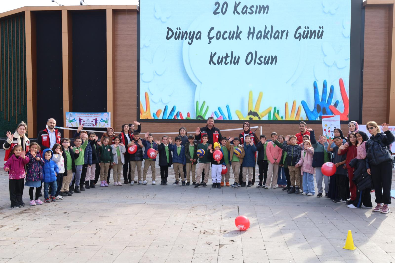 Erzincan Kızılay Meydanı, &nbsp;20 Kasım Dünya Çocuk Hakları Günü kapsamında