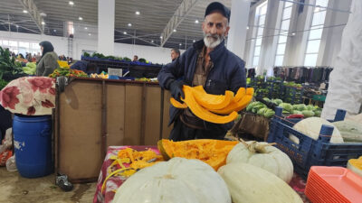 Kış mevsiminin habercisi olan bal kabağı, Cumartesi Pazarı tezgâhlarında yerini