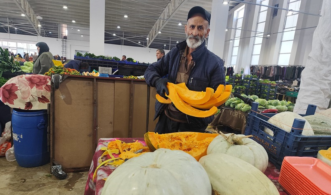 Kış mevsiminin habercisi olan bal kabağı, Cumartesi Pazarı tezgâhlarında yerini