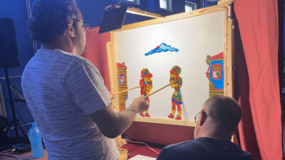 Erzincan’da bir zabıta personeli, Karagöz-Hacivat ve meddah gösterileriyle dijital çağın