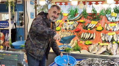 Erzincanlı balıkçı Engin Sarı, son günlerde artan balık fiyatlarının sebebinin