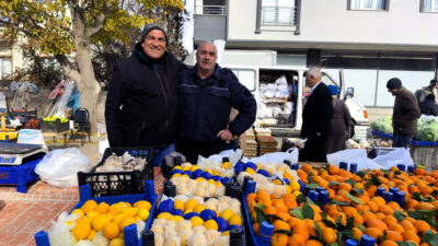 Ayazın etkili olduğu Salı Pazarı’nda esnaf, kış ayları için kapalı