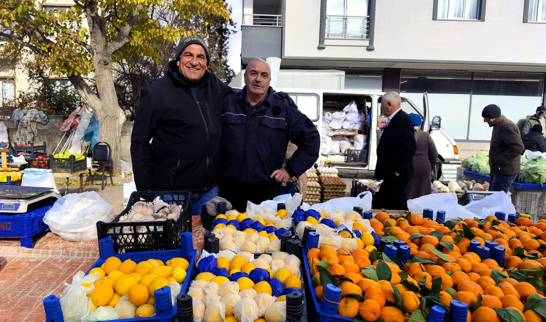 Ayazın etkili olduğu Salı Pazarı’nda esnaf, kış ayları için kapalı