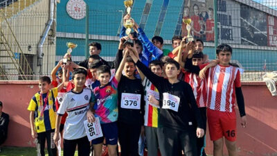 Erzincan’da gerçekleştirilen Yıldızlar Kros müsabakalarında İliç ve Kemaliye’den yarışan öğrenciler,