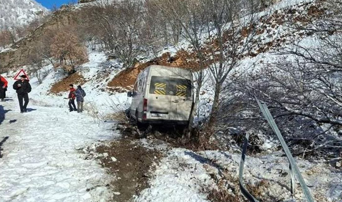 24 Erzincanspor–Elazığspor karşılaşması için Erzincan’a giden Elazığspor taraftarlarını taşıyan minibüs,