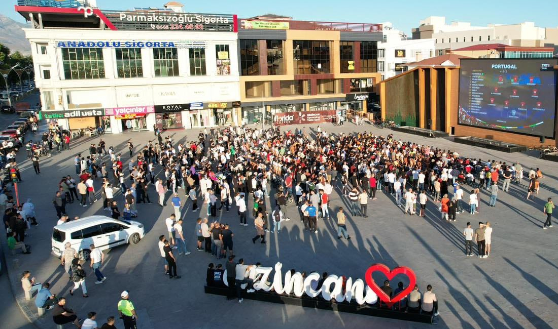 Erzincan’ın simgelerinden biri haline gelen Cumhuriyet Meydanı’ndaki ışıklı Erzincan panosu,