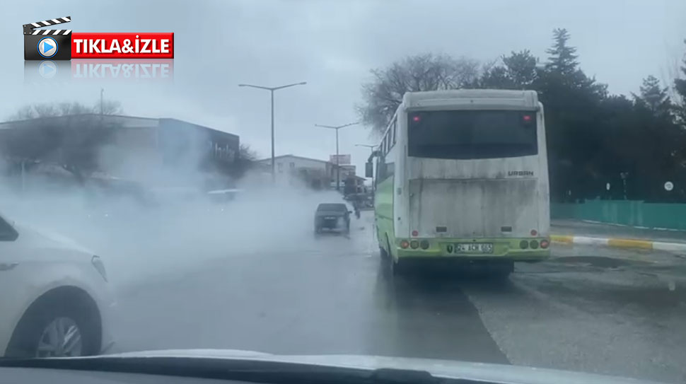 Erzincan’da trafikte seyir halinde olan bir araçtan çıkan yoğun egzoz