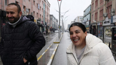 Erzincan’da aniden etkili olan lapa lapa kar yağışı, şehir merkezinde