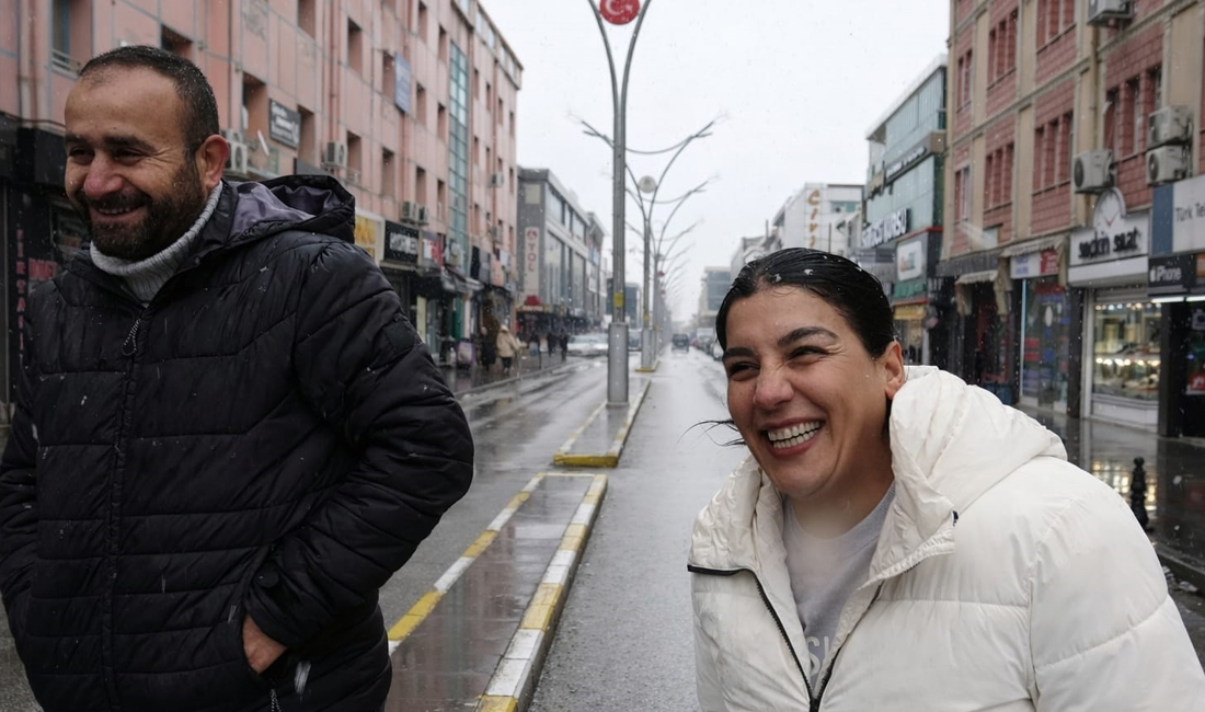 Erzincan’da aniden etkili olan lapa lapa kar yağışı, şehir merkezinde