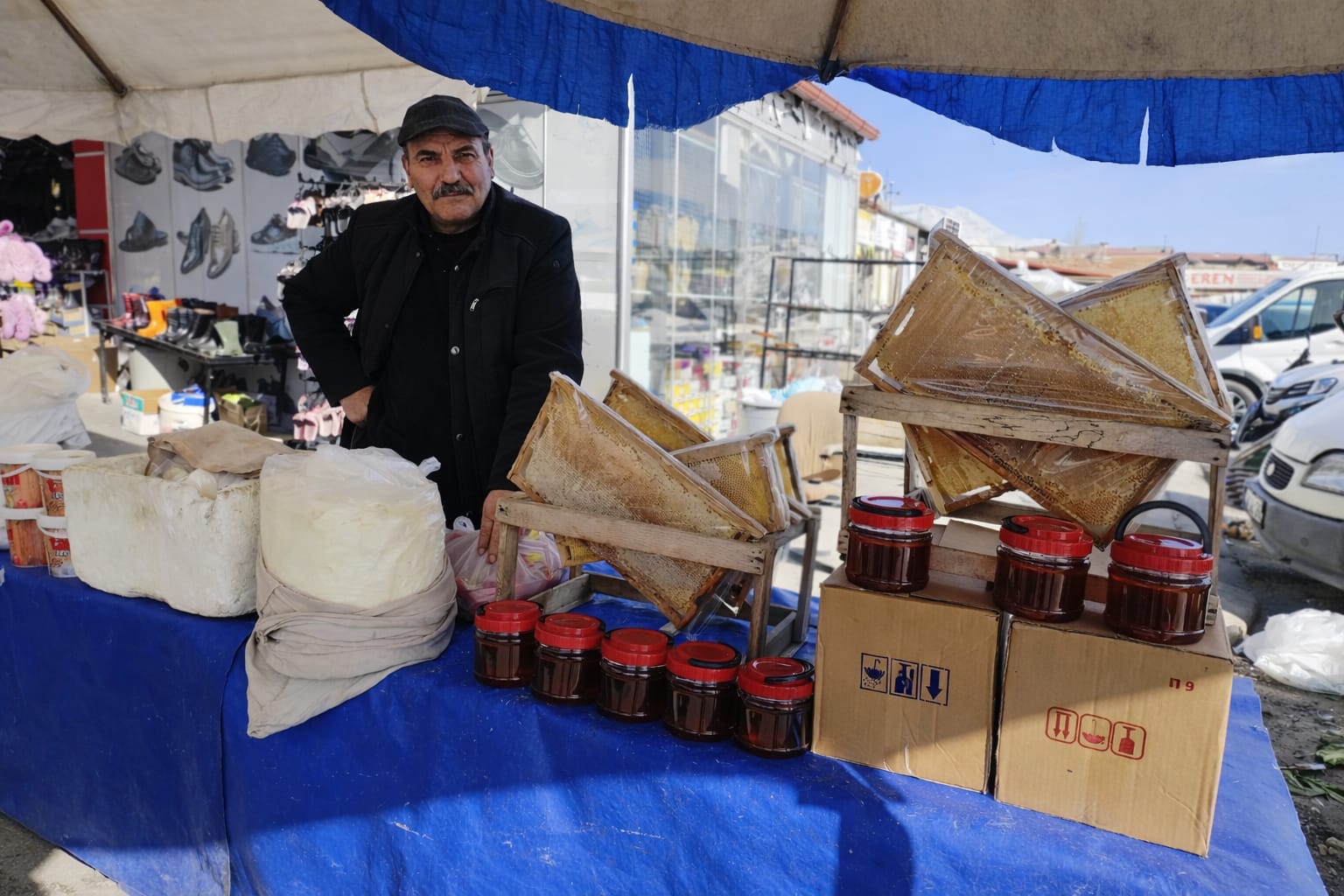 Erzincan Buğday Meydanı’nda esnaflık yapan Hasan Usta, kendi üretimi olan