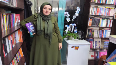 Erzincan’da kitap işletmeciliği yapan Esin Külekçi, mesleğe olan sevgisini ve
