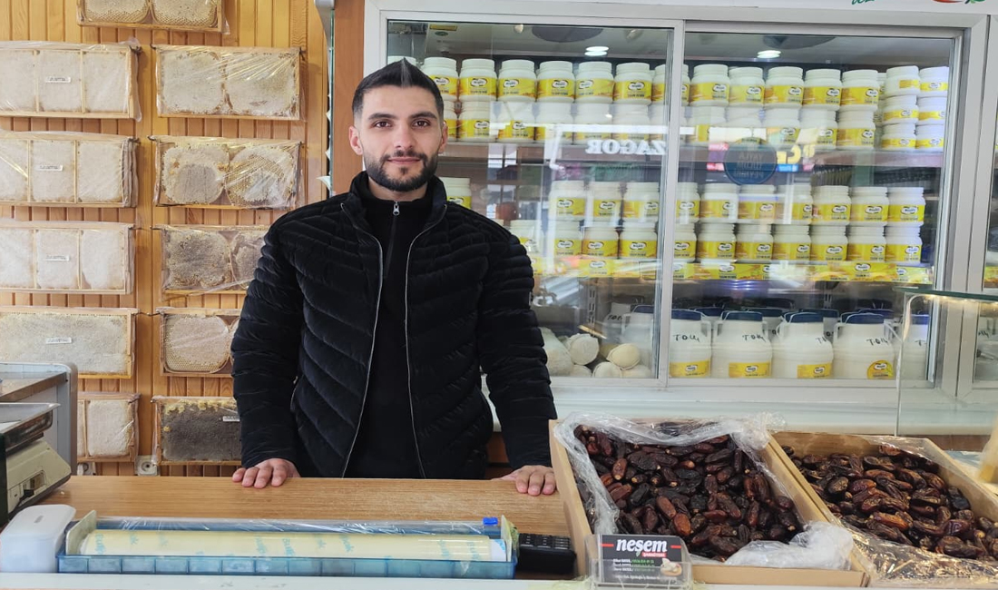 Erzincan’da yöresel ürün satışı yapan Emrah Usta, Ramazan ayında vatandaşların