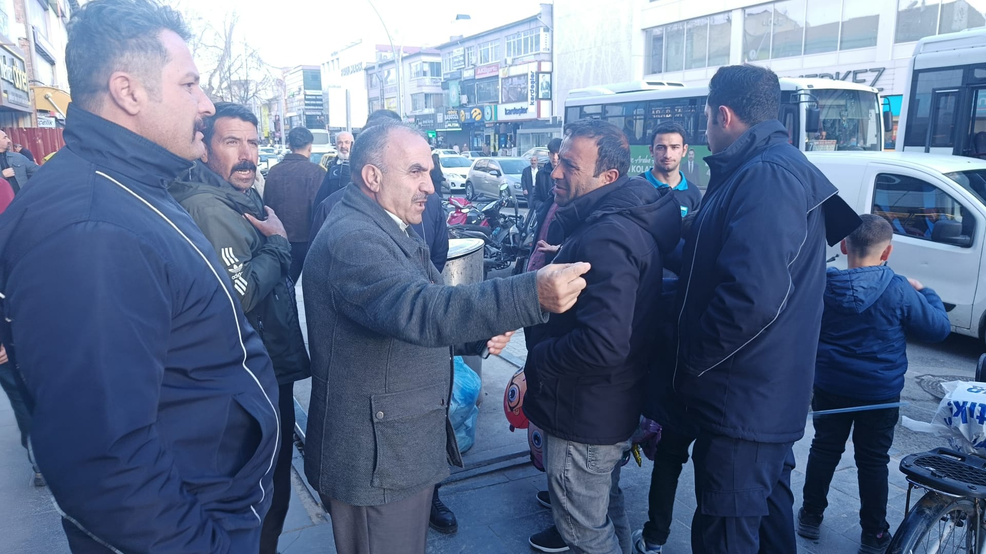 Erzincan Belediyesi Zabıta ekipleri, bayram öncesi artan yoğunluk nedeniyle şehir