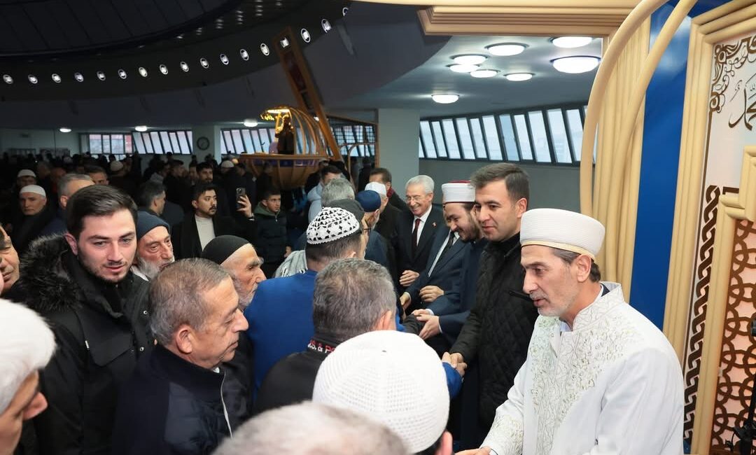 Haber: Muhammed Enes Sevilir Erzincan’da Ramazan Bayramı dolayısıyla Terzibaba Camii’nde