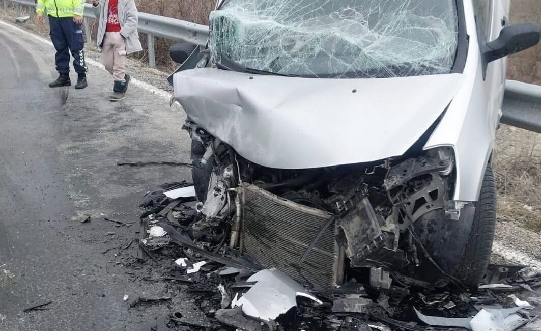 Haber: Muhammed Enes Sevilir Erzincan’da iki otomobilin kafa kafaya çarpıştığı