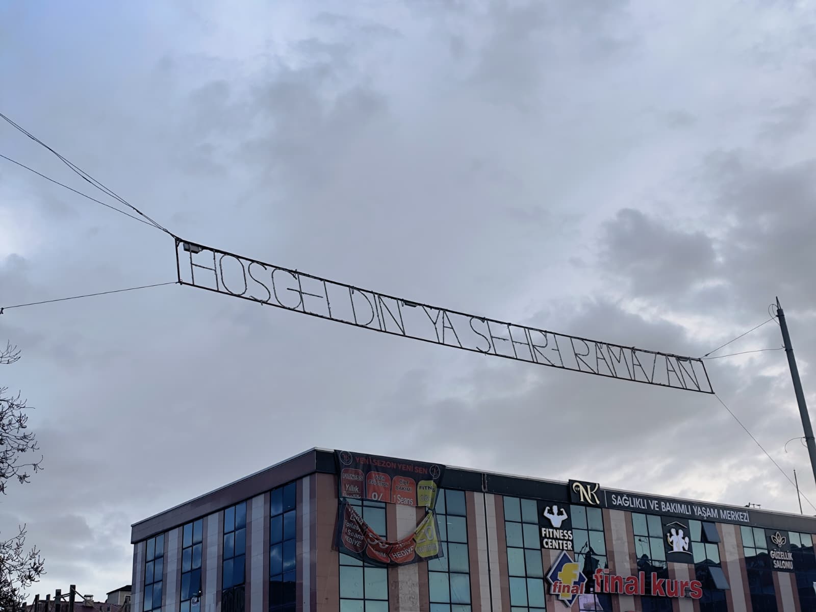 Erzincan’ın işlek noktalarından Dörtyol 13 Şubat Caddesi girişinde bulunan “Hoş