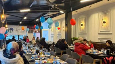 Umutlu Yarınlar Derneği’nin organizasyonuyla Erzincan’da düzenlenen iftar programında ihtiyaç sahibi