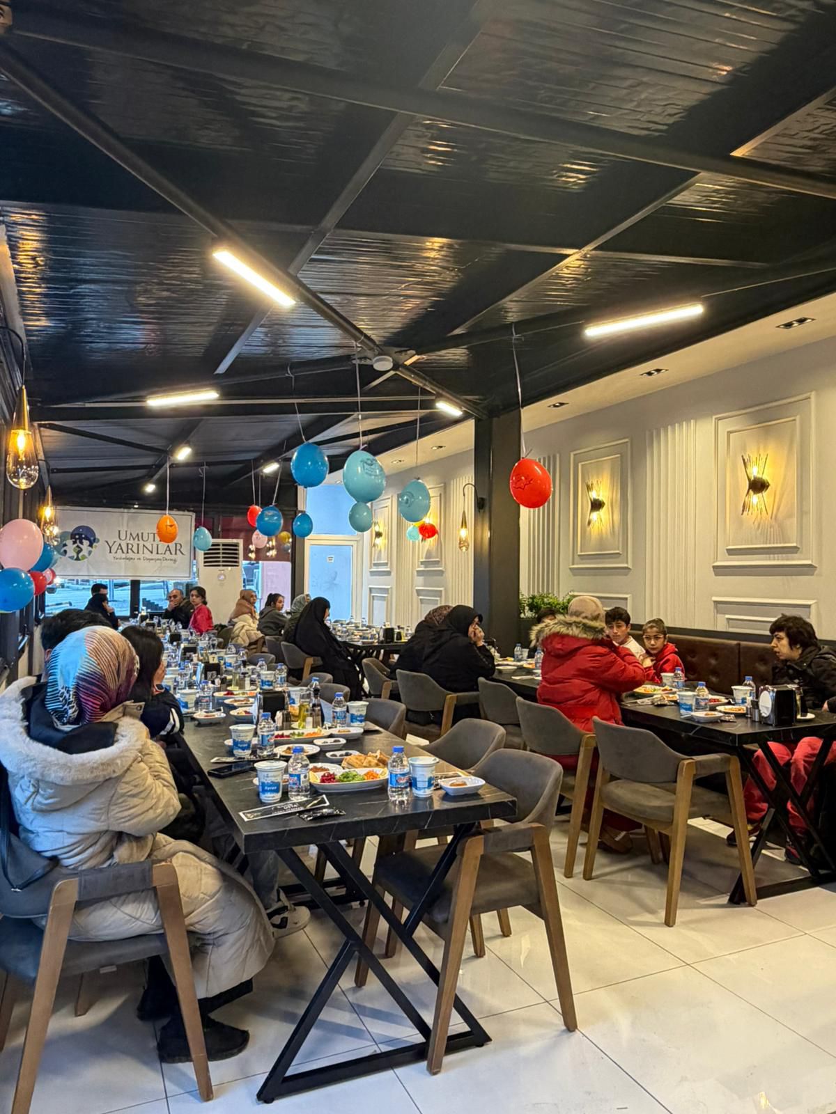 Umutlu Yarınlar Derneği’nin organizasyonuyla Erzincan’da düzenlenen iftar programında ihtiyaç sahibi