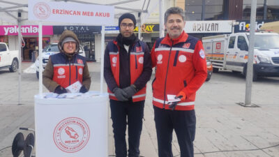 1-7 Mart Deprem Haftası kapsamında Erzincan Dörtyol Kızılay Meydanı’nda düzenlenen
