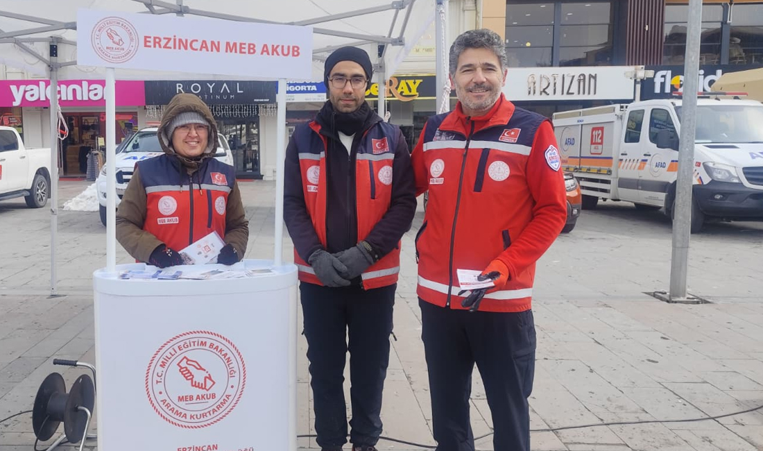 1-7 Mart Deprem Haftası kapsamında Erzincan Dörtyol Kızılay Meydanı’nda düzenlenen
