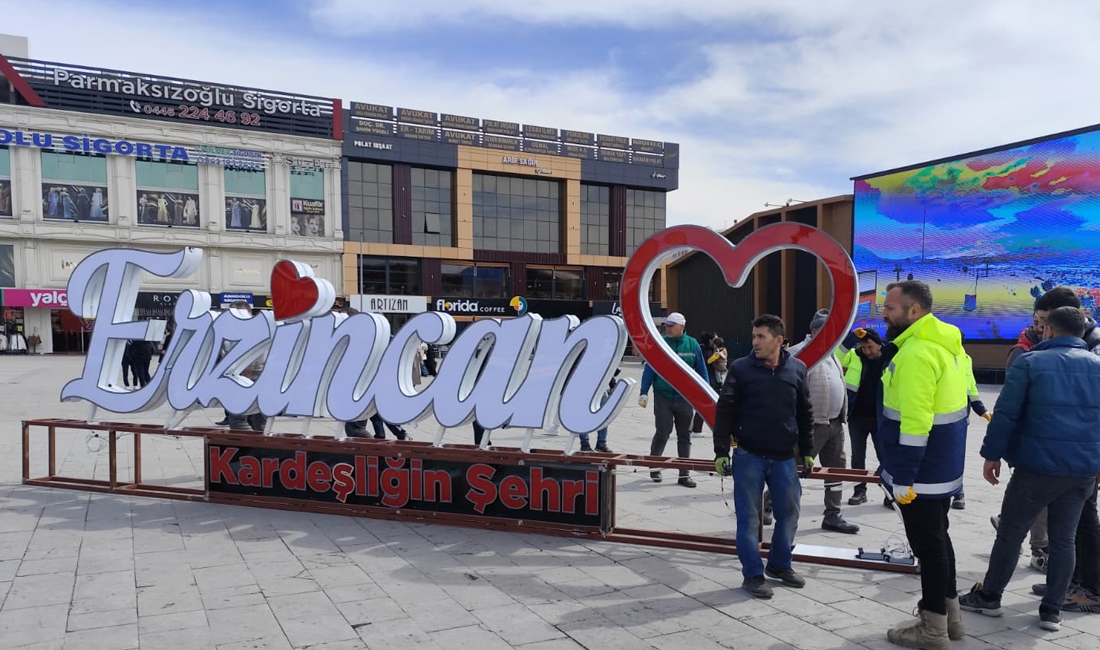 Erzincan’da Cumhuriyet Meydanı’nın simgelerinden biri haline gelen ışıklı “Erzincan” panosu,